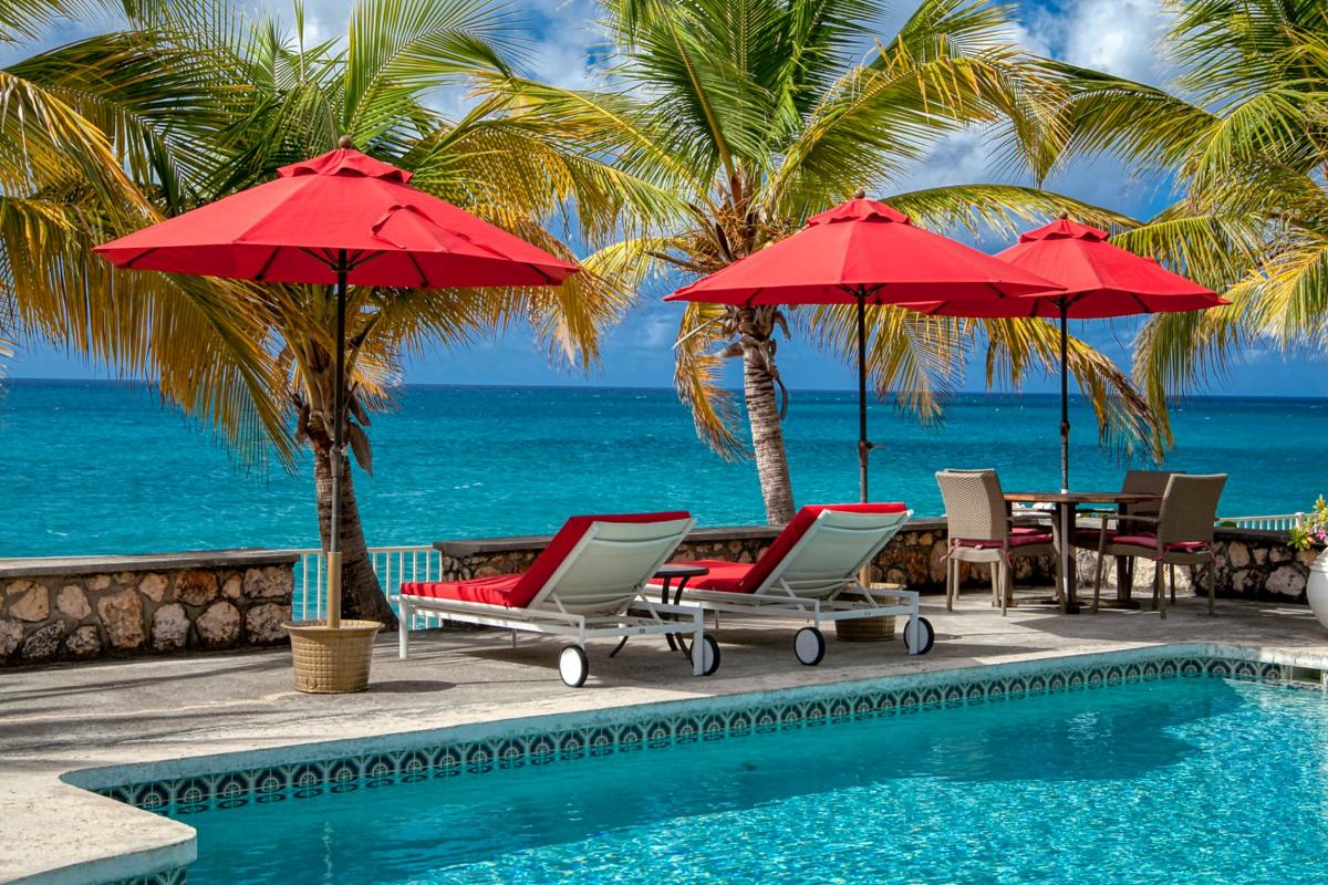 Villa for rent in St Martin - The pool facing the sea